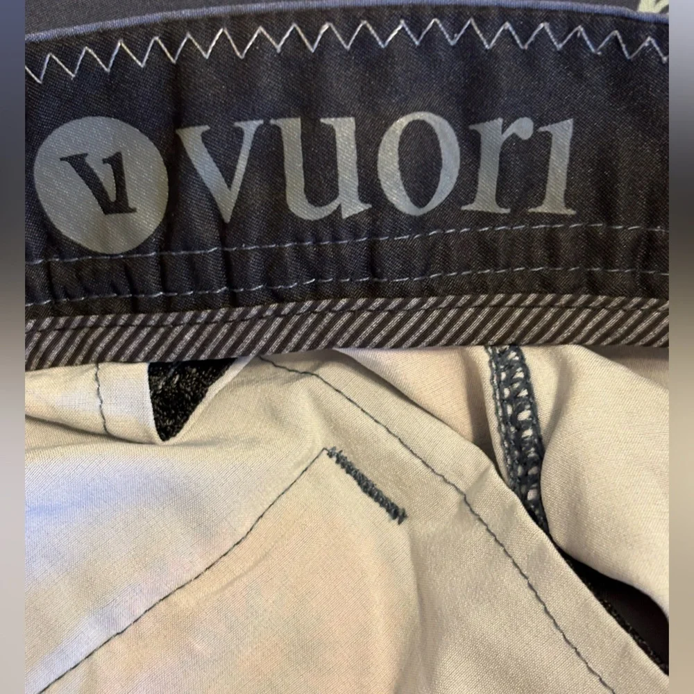 Vuori Men’s 9” Equator Board Shorts Size 32 Floral Print Blue